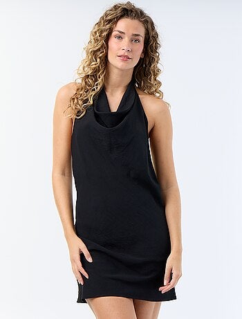 Vestido corto con cuello drapeado y tira al cuello