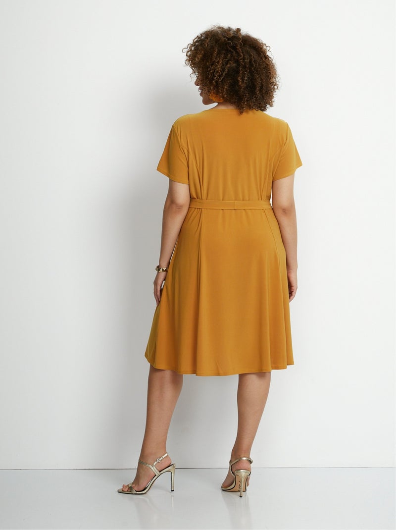 Vestido corto con escote en V y cinturón - Afibel Amarillo - Kiabi
