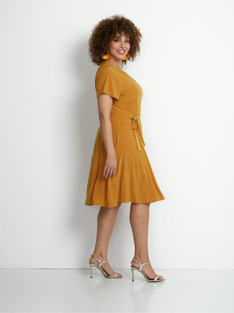 Vestido corto con escote en V y cinturón - Afibel Amarillo - Kiabi
