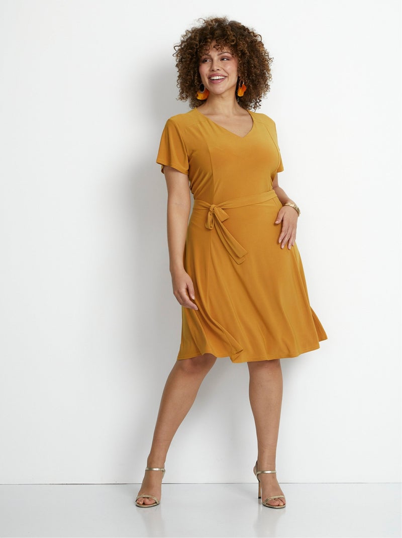Vestido corto con escote en V y cinturón - Afibel Amarillo - Kiabi