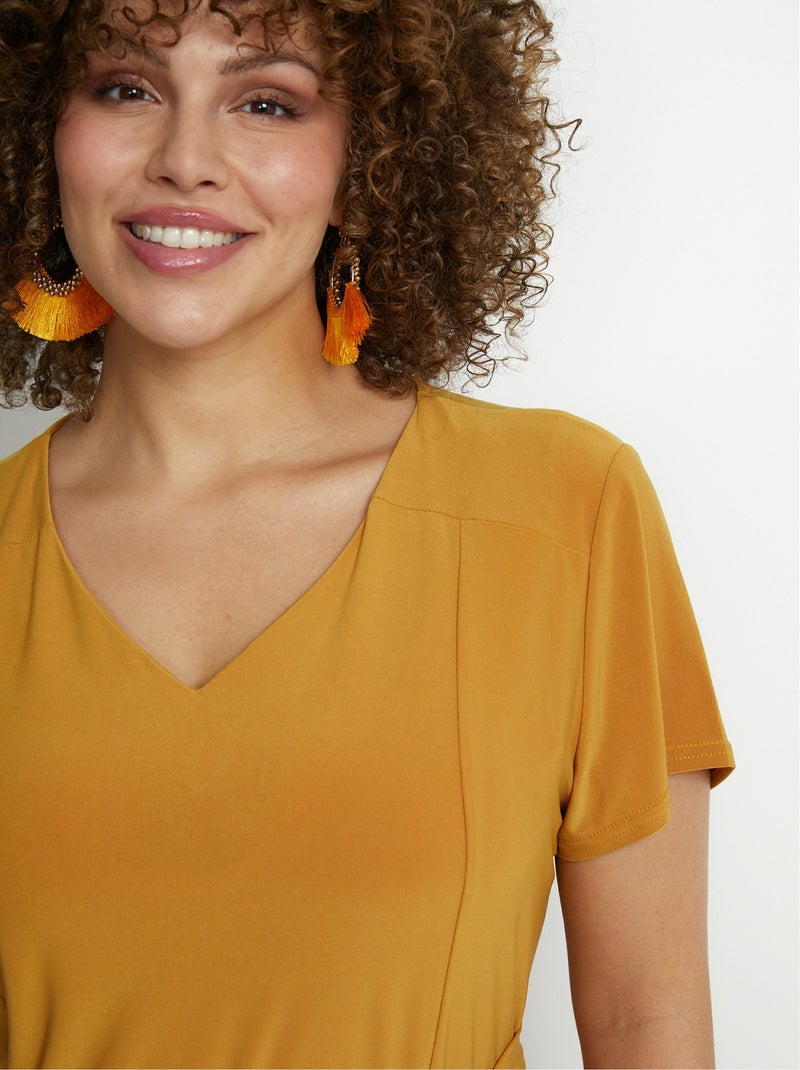 Vestido corto con escote en V y cinturón - Afibel Amarillo - Kiabi