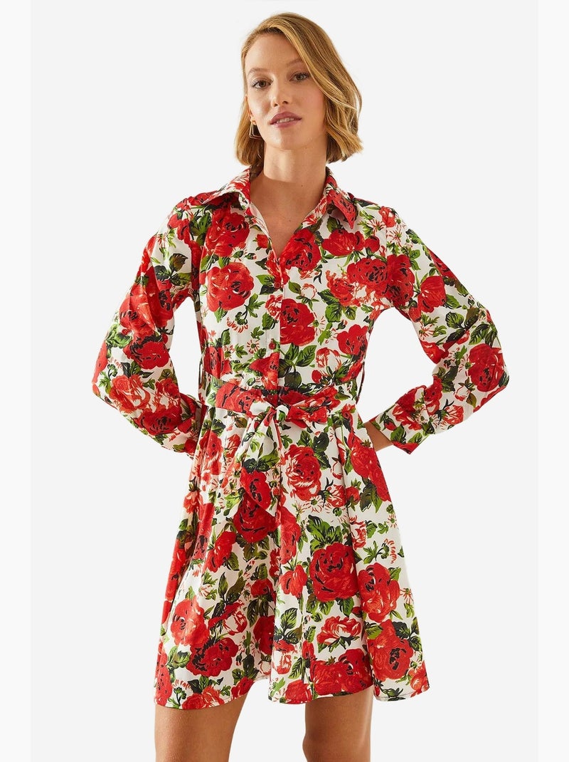 Vestido corto con estampado floral, cinturón y cuello camisero lucci Blanco Rojo - Kiabi