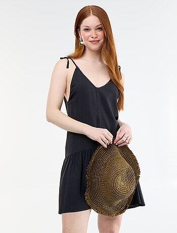 Vestido corto con tirantes finos y bajo con volante