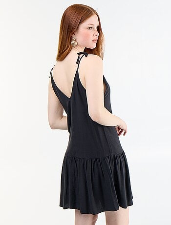 Vestido corto con tirantes finos y bajo con volante