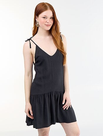 Vestido corto con tirantes finos y bajo con volante
