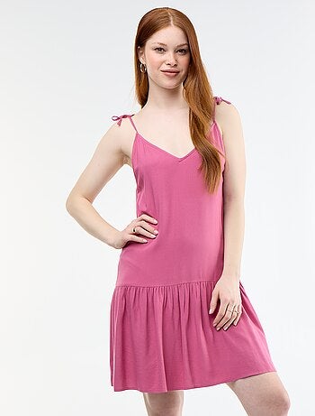 Vestido corto con tirantes finos y bajo con volante