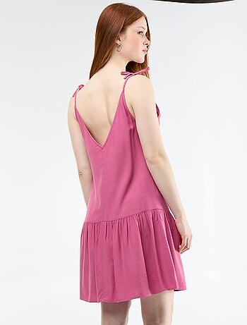 Vestido corto con tirantes finos y bajo con volante