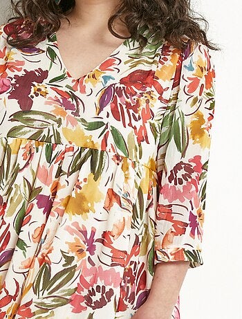 Vestido corto con volantes, escote en pico y velo de flores