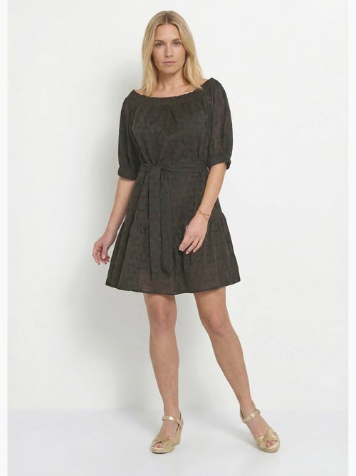 Vestido corto cuello bardot y bordado inglés - Afibel - Kiabi Vestido corto cuello bardot y bordado inglés - Afibel - Kiabi