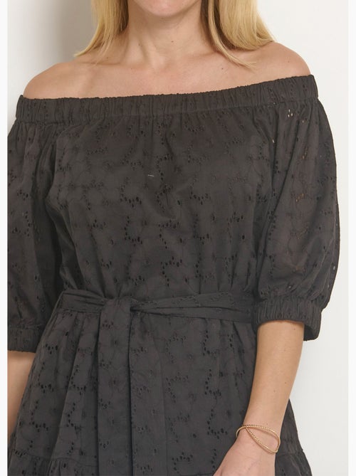 Vestido corto cuello bardot y bordado inglés - Afibel - Kiabi Vestido corto cuello bardot y bordado inglés - Afibel - Kiabi