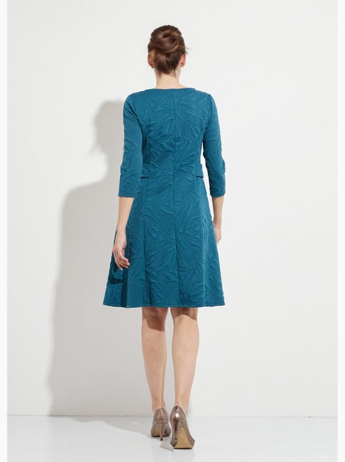 Vestido corto, curvo y con relieve en jacquard. - Afibel - Kiabi Vestido corto, curvo y con relieve en jacquard. - Afibel - Kiabi
