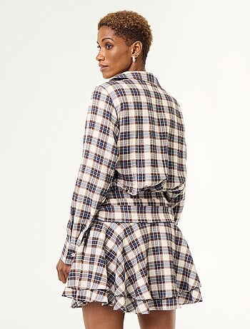 Vestido corto de cuadros con cuello camisero