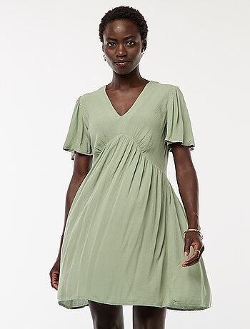 Vestido corto de manga corta con base con volantes