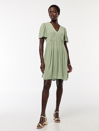 Vestido corto de manga corta con base con volantes