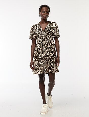 Vestido corto de manga corta con base con volantes
