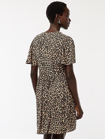 Vestido corto de manga corta con base con volantes