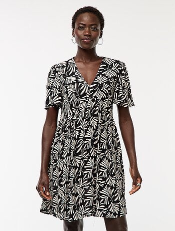 Vestido corto de manga corta con base con volantes