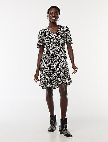 Vestido corto de manga corta con base con volantes
