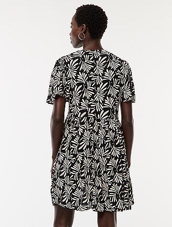 Vestido corto de manga corta con base con volantes
