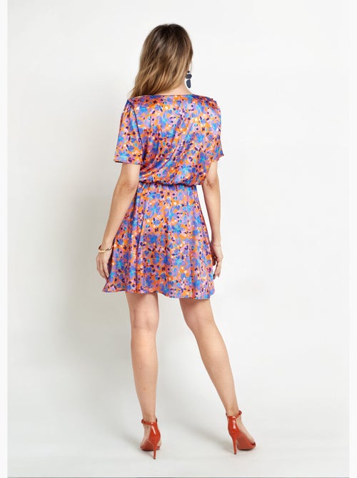 Vestido corto de satén con escote en pico y estampado floral - Afibel - Kiabi Vestido corto de satén con escote en pico y estampado floral - Afibel - Kiabi