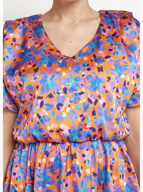Vestido corto de satén con escote en pico y estampado floral - Afibel - Kiabi Vestido corto de satén con escote en pico y estampado floral - Afibel - Kiabi