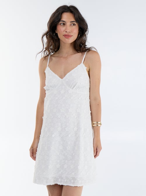 Vestido corto de tirantes finos con bordados all-over - Kiabi
