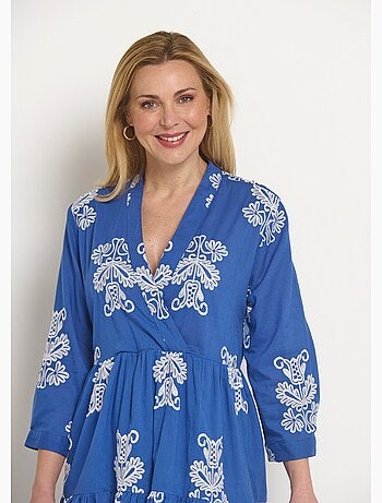 Vestido corto de volantes y bordado. - Afibel