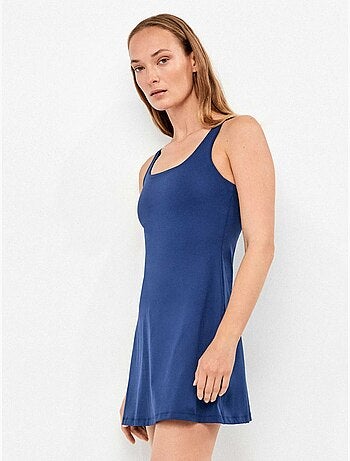 Vestido corto deportivo en tejido moldeador con short interior