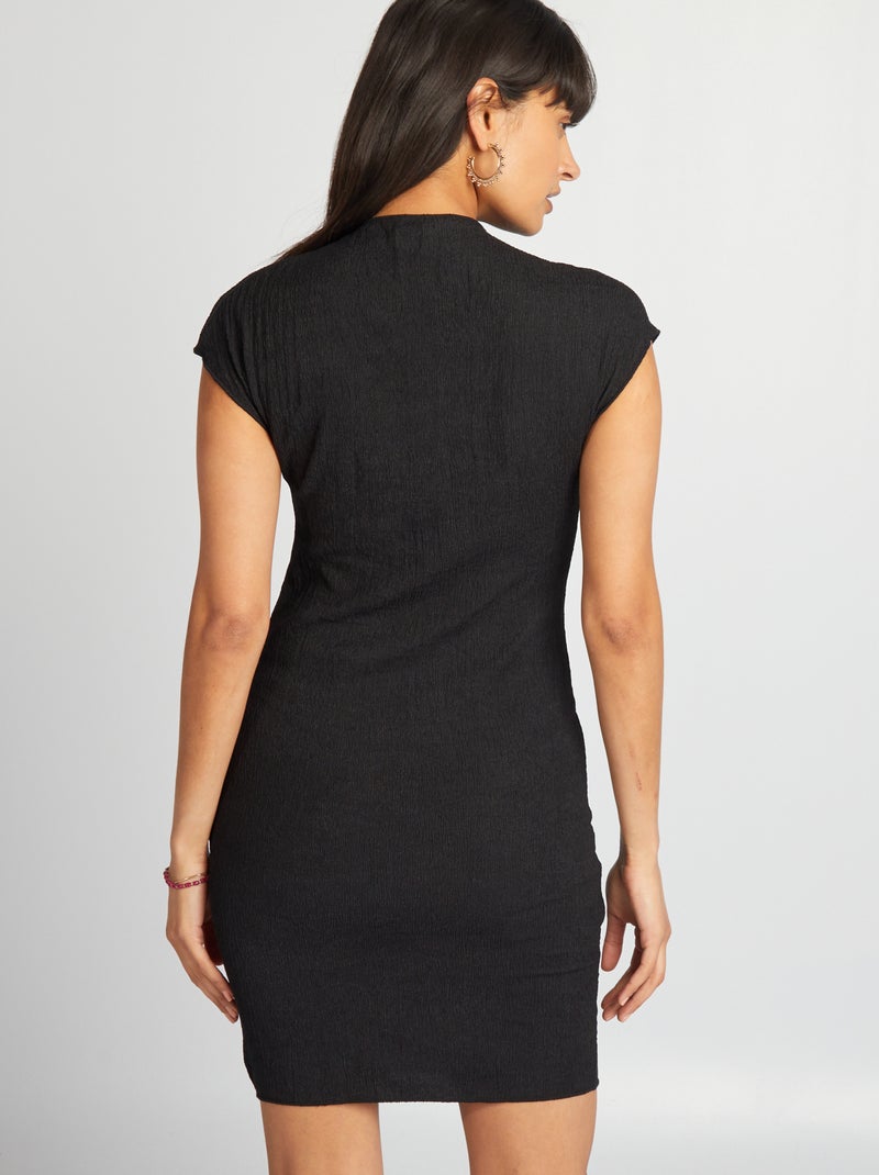Vestido corto efecto crepé negro - Kiabi