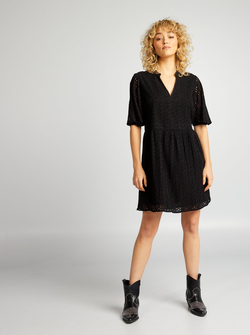 Vestido corto entallado con bordado inglés negro - Kiabi
