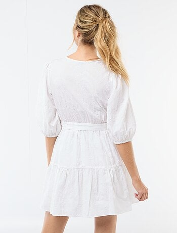 Vestido corto escalonado con bordado inglés