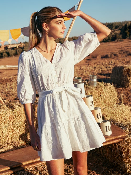 Vestido corto escalonado con bordado inglés - Kiabi