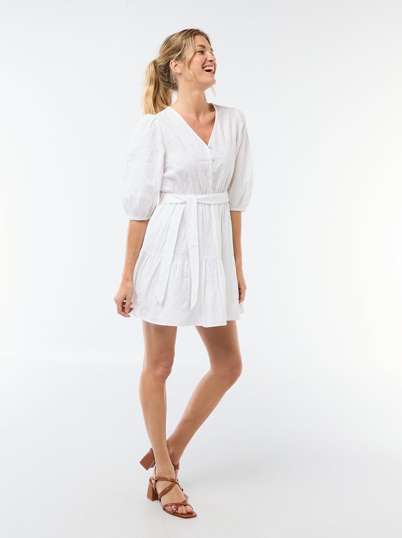 Vestido corto escalonado con bordado inglés Blanco - Kiabi