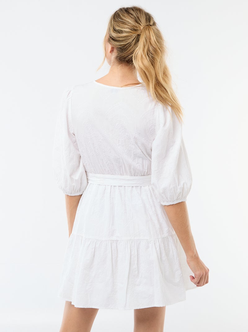 Vestido corto escalonado con bordado inglés Blanco - Kiabi