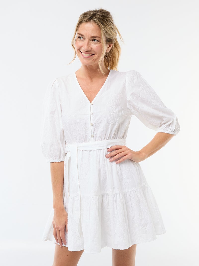 Vestido corto escalonado con bordado inglés Blanco - Kiabi