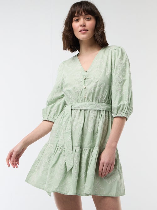 Vestido corto escalonado con bordado inglés - Kiabi