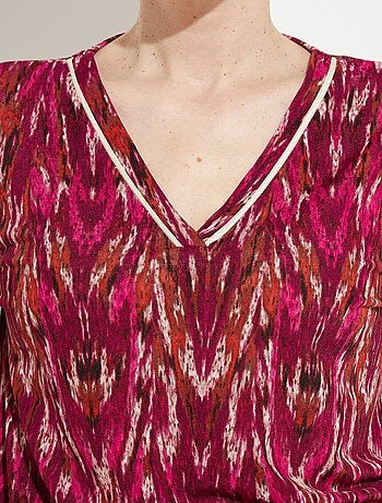 Vestido corto estampado con escote en pico y manga larga