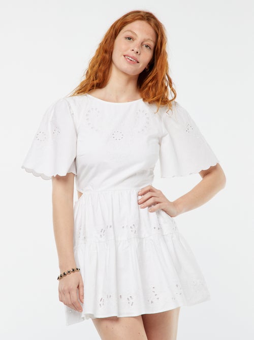 Vestido corto liso con bordado inglés - Kiabi