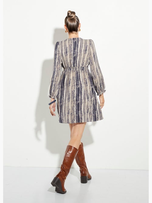 Vestido corto plisado de cintura alta con escote en V - AFIBEL - Kiabi