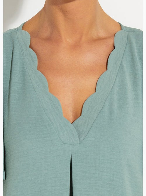 Vestido corto recto con escote en V festoneado - Afibel - Kiabi