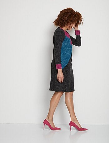 Vestido corto recto de punto cálido con cuello redondo