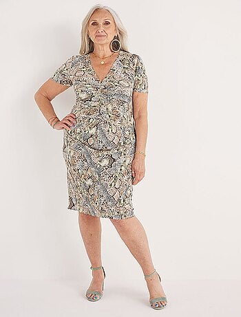 Vestido corto recto fruncido en la parte delantera