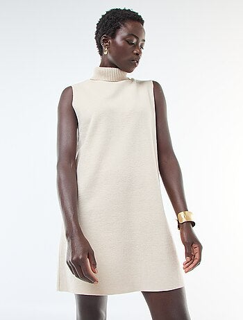 Vestido corto sin mangas con cuello alto