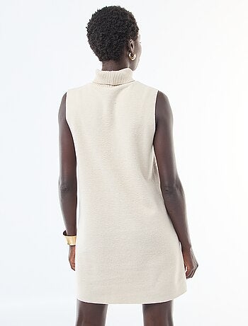 Vestido corto sin mangas con cuello alto