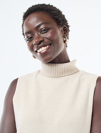 Vestido corto sin mangas con cuello alto