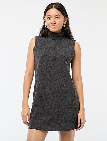 Vestido corto sin mangas con cuello alto