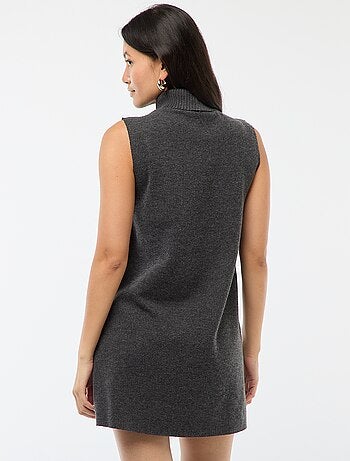 Vestido corto sin mangas con cuello alto