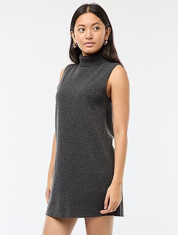 Vestido corto sin mangas con cuello alto
