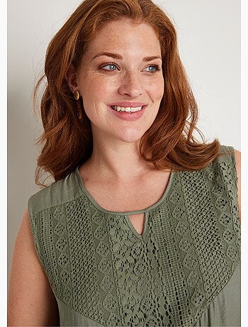 Vestido corto sin mangas con volantes