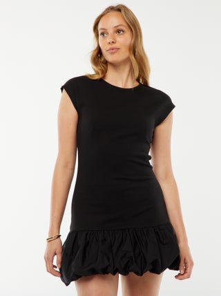 Vestido corto sin mangas con volantes
